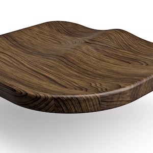Pu&ograve; includere: Un cuscino per sedile in legno marrone scuro con una forma ondulata e organica. Il cuscino ha una finitura liscia e lucida e un motivo a venature del legno naturale.