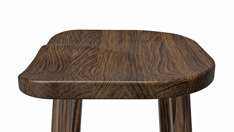 Pu&ograve; includere: Uno sgabello in legno con una seduta di forma organica unica e tre gambe. Lo sgabello &egrave; realizzato in legno marrone scuro con una venatura del legno naturale.