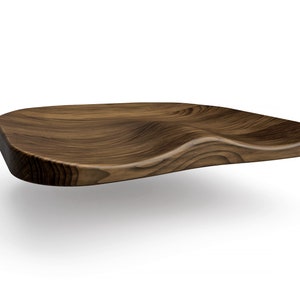Pu&ograve; includere: Un cuscino per sedile in legno marrone scuro con un design curvo a forma di onda.
