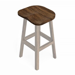 Pu&ograve; includere: Uno sgabello da bar in legno con una seduta marrone e sagomata e quattro gambe.