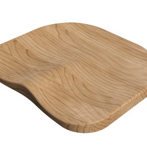 Pu&ograve; includere: Un cuscino per sedile in legno con un design curvo e ondulato. Il cuscino &egrave; in legno marrone chiaro con una venatura naturale.