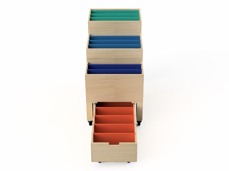 Puede incluir: Un organizador de archivos de madera con un caj&oacute;n extra&iacute;ble. El organizador tiene cuatro compartimentos con insertos de colores: verde azulado, azul, azul oscuro y naranja.