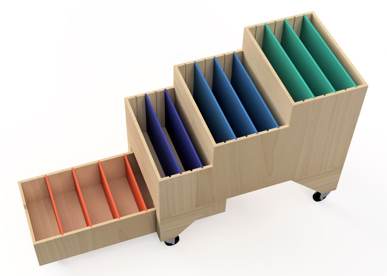 Puede incluir: Una unidad de almacenamiento de madera con cuatro cajones sobre ruedas. Los cajones tienen divisores y est&aacute;n pintados en diferentes colores: naranja, azul, verde azulado y morado.