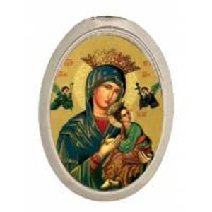 Peut inclure: Pendentif ovale en argent avec une image colorée de la Vierge Marie tenant l'enfant Jésus. L'image est entourée d'une auréole dorée et de deux anges.