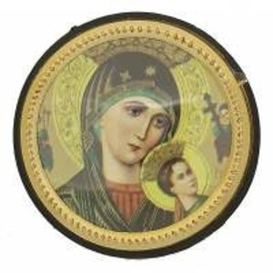 Peut inclure: Une icône ronde encadrée d'or représentant la Vierge Marie tenant un bébé Jésus. L'icône a une auréole jaune autour de la Vierge Marie et une auréole jaune autour du bébé Jésus. La Vierge Marie porte une robe bleue avec des étoiles dorées et un voile vert. Le bébé Jésus porte une robe blanche. L'icône est sur un fond noir.
