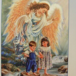 Könnte beinhalten: Ein Gemälde eines Engels mit Flügeln, der ein weißes Kleid und eine goldene Krone trägt, mit zwei Kindern, die auf Felsen in einem Bach stehen. Der Text "Ange Gardien" befindet sich oben im Bild und "Neuvaine" unten.