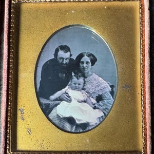 1 -6 Teller Daguerreotypie im kompletten Etui. Vintage Mode. Glückliche Familie. Einzigartige Pose.