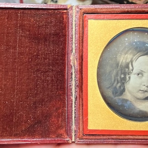 6er Plattenbild in einem kompletten Etui. . Daguerreotypie eines Gemäldes eines englischen Mädchen, sehr ungewöhnliche rotbraune Farbe Leder.