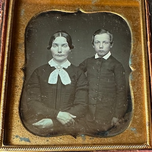 1 -6 Platten Daguerreotypie im Halbetui. Ein kleiner Junge mit seiner Mutter. Vintage-Kleidung.