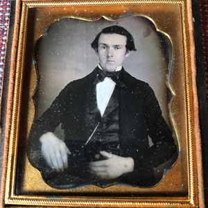 6te Platte Daguerreotypie eines jungen Mannes im halben Koffer.  Antikes Foto.