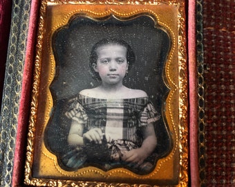 9te Platte Daguerreotypie im kompletten Etui. Kariertes schulterfreies Kleid. Hübsches, junges Mädchen. Einige weiße Flecken unter dem Glas.