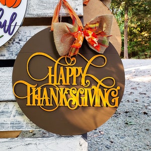 Drewniany wieszak na drzwi z okazji Święta Dziękczynienia: rustykalny jesienny znak powitalny