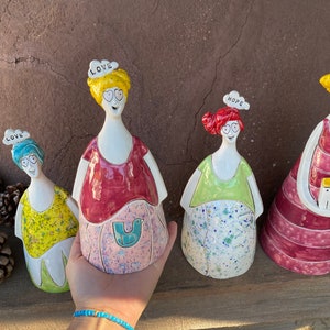 Handgemachte Happy Lady Skulptur, handgemachte Frauenfiguren, Keramikfigur, Keramikfiguren, Frauenskulptur