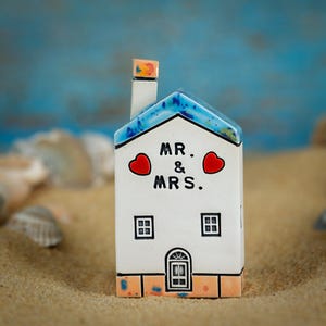 Handgemaakt keramisch 'MR & MRS'-huis – huwelijkscadeau | Aandenken jubileum | Liefde voor thuisdecoratie | Handgemaakt aardewerk van Mindful Atelier