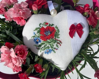 Corazón bordado a mano en tela antigua y lino.