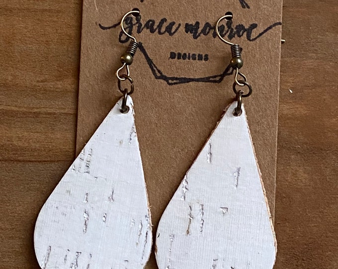 Teardrop Creamy White Leather Cork Earrings, White Cork Earrings, Trending Earrings, Chic Earrings, Minimalist Earring, Boho Chic earrings