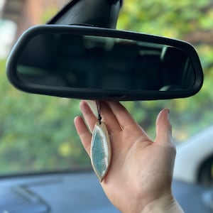 Charm para coche de surf personalizado | Accesorios surferos Madera y resina Joyas para ella y él | Colgante de regalo con tabla de surf pequeña grabada en la ola de Hawaii