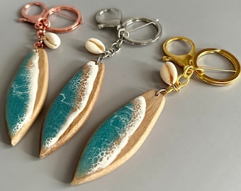 Engraved surf keychain | Wood and resin Jewelery for Woman | Small surfer Personalized gift board shape with wave Hawaiian eco accessories