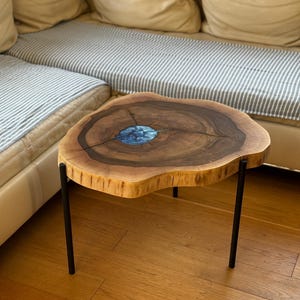 Table basse en noyer époxy | Bois et résine bleu rivière | Décoration intérieure élégante et luxueuse | Table ronde unique Live Edge | Idée cadeau fait main