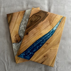 Bandeja de resina para servir de madera | cocina | Paleta de queso | tablero de roble epoxi | Manijas para surfear en el océano | azul azul | Banda de soporte | regalo de nuez de mar