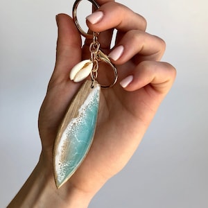 Porte-clés surf personnalisé | Bijoux en bois et résine pour femme | Petit surfeur Planche cadeau gravée en forme de vague Accessoires écologiques hawaïens
