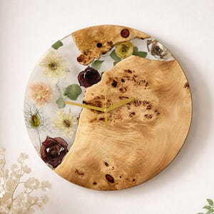 Horloge murale personnalisée | En résine avec bois naturel et fleurs véritables | Style moderne | Décor en bois brut | Accessoires de pendaison de crémaillère