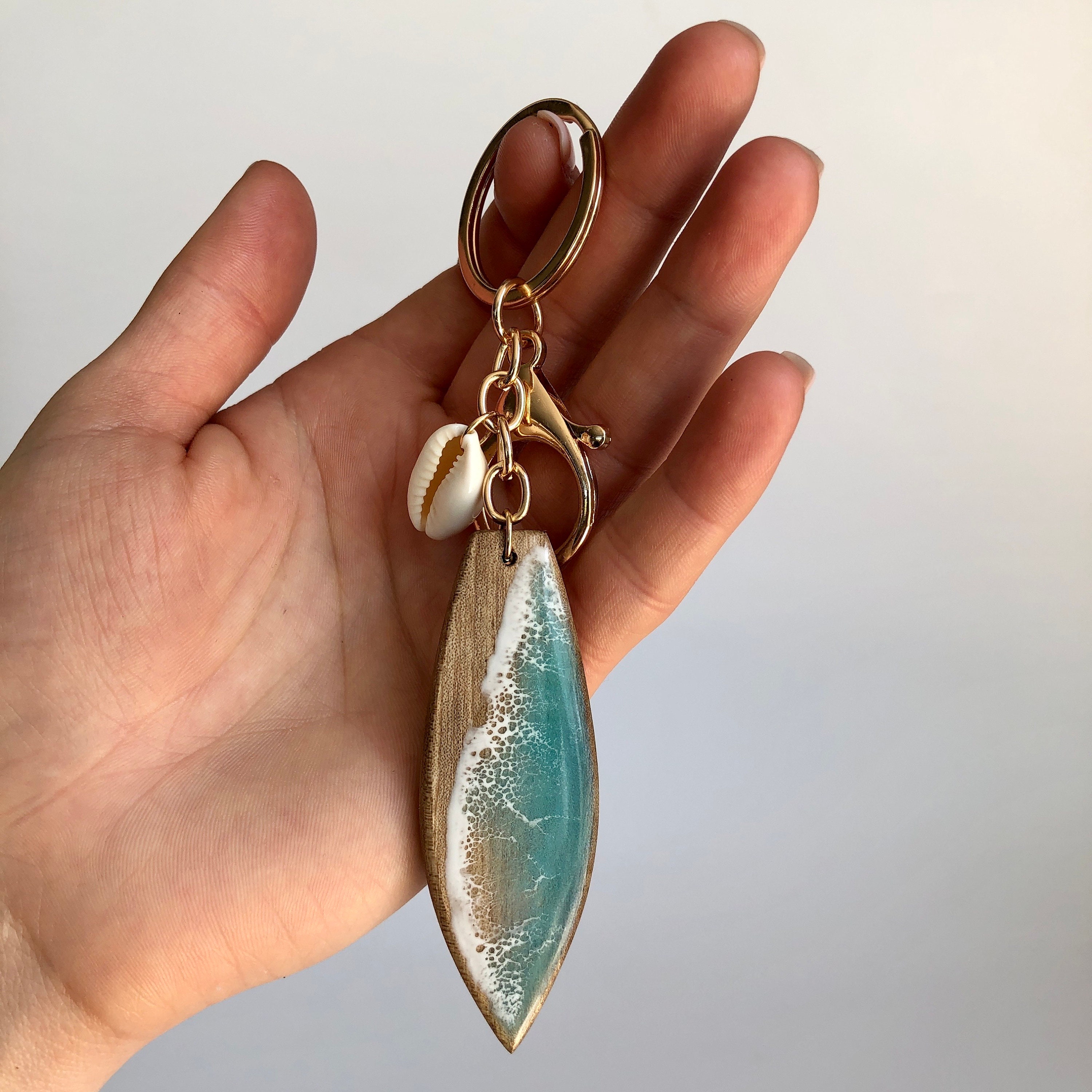 あなたにおすすめの商品 Personalized Surf Keychain | Wood and Resin Jewelery for アクセサリー