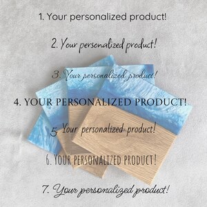 Puede incluir: Un juego de siete posavasos de madera con detalles de resina azul. Los posavasos est&aacute;n apilados uno encima del otro. Los posavasos est&aacute;n personalizados con el texto "&iexcl;Tu producto personalizado!"