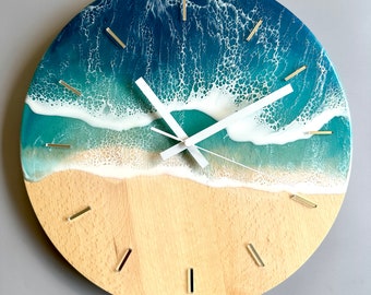 Horloge murale style surf en résine époxy vague bleue et bois de hêtre | Cadeau unique fait à la main pour son | Fête des Mères | Accessoires colorés