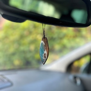 Personalisierter Surfauto-Anhänger | Surfer Accessoires Holz und Harz Schmuck für Sie Ihn | Kleines Surfbrett Anhänger mit Gravur in Hawaii Welle