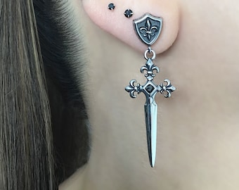 盾と剣のダングルイヤリング：ゴシックなステンレススチールジュエリー
