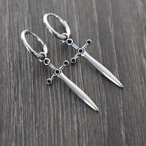 Pendientes de aro con forma de espada, pendientes de aro con forma de daga, pendientes con forma de daga, pendientes de aro, joyas góticas, pendientes de aro para hombre, pendientes con forma de espada, aros con forma de espada