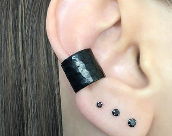 Pendiente de oreja de acero inoxidable martillado, ancho, gótico, sin perforaciones
