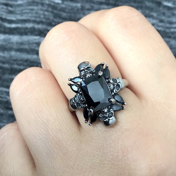 Skulls with Black stone ring, Gothic ring,Skull ring ,unisex ring, skull jewelry, Black CZ ring, gothic engagement ring, sapphire ring