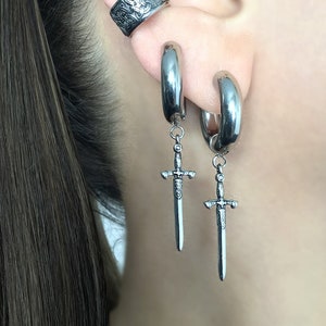 Pendientes de aro de espada, pendientes de aro de daga, pendientes de daga, pendientes de aro, joyería gótica, aros para hombre, pendientes de espada, aros de espada