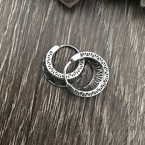 Pendientes de aro oxidados tribales, pendientes de aro, pendientes huggie, aro huggie, pendientes tribales, joyería gótica, aros de hombre, aros 3D
