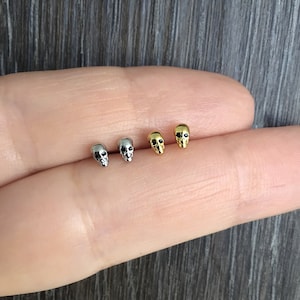 Totenkopf Sterling Silber kleine Ohrringe, Totenkopf Ohrstecker, Totenkopf Schmuck, Gothic Schmuck, Herren Ohrringe, Gothic Ohrringe, kleine Ohrstecker, zweites Piercing