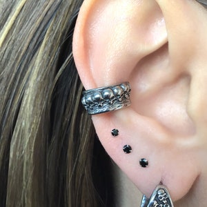 Skull Ear cuff, gothic ear cuff, Skull cuff, stainless steel earrings, gothic jewelry, gothic earrings, fantasy jewelry, skull cuff