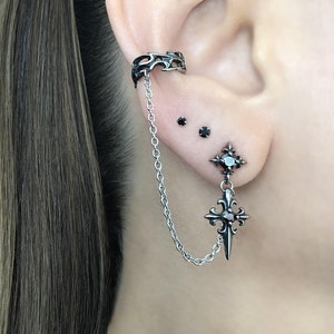 Kreuz Ohrring mit Ohrmanschette, Einzelohrring, Ohrmanschette mit Stecker, Gothik-Ohrmanschette, Gothik-Ohrringe, Ohrmanschette, Herrenohrring, schwarzer Ohrring