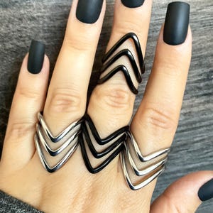 トリプルシェブロンリング、モダンな重ね付けステンレススチールVリング、ミニマルリング、幾何学的なリング