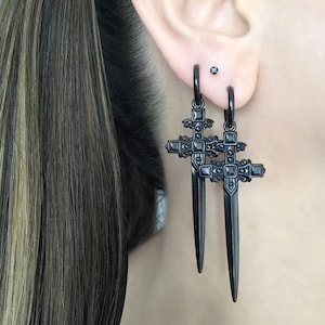 Pendientes de aro de espada larga, pendientes de aro de daga, pendientes de daga, pendientes de aro, joyería gótica, pendientes de espada, aros de espada