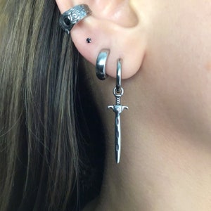 Pendientes de aro de espada, pendientes de aro de daga, pendientes de daga, pendientes de aro, joyería gótica, aros para hombre, pendientes de espada, aros de espada