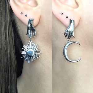 Pendientes de sol y luna desiguales, pendientes de sol, pendientes de luna, pendientes de palma, joyas celestiales, pendientes de luna con palma, pendientes de mano