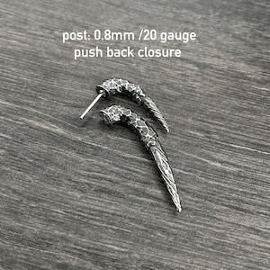 Peut inclure: Une paire de boucles d'oreilles argent&eacute;es avec un design textur&eacute; et dentel&eacute;. Les boucles d'oreilles ont une fermeture &agrave; poussoir et sont de 0,8 mm / 20 jauges.