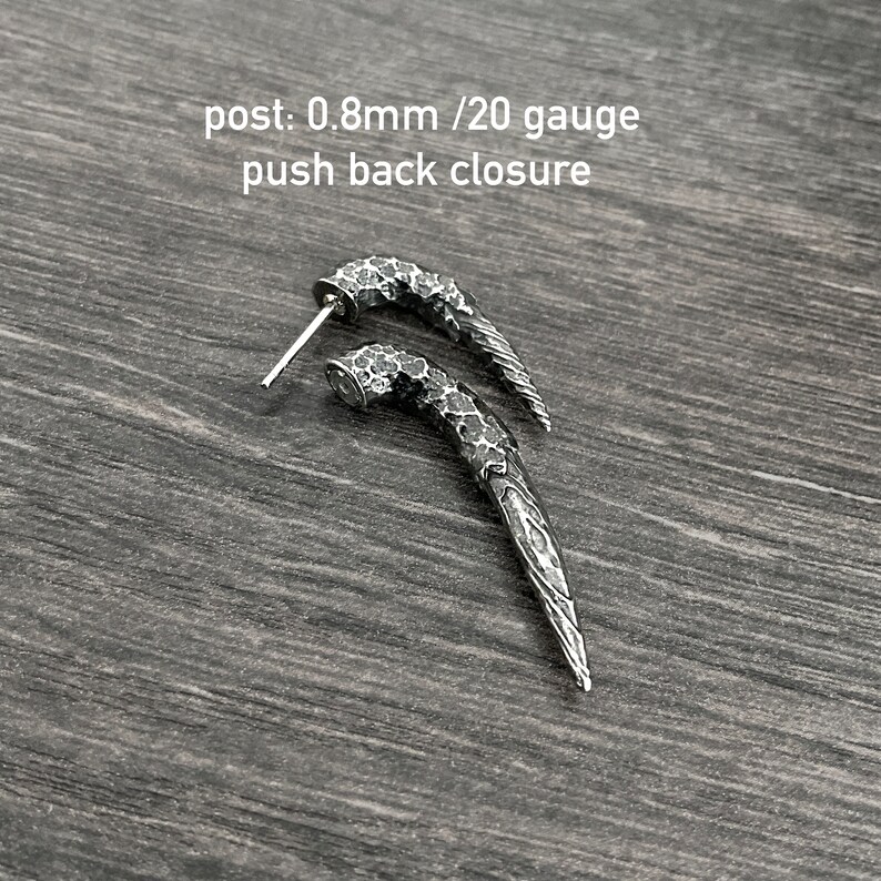 Peut inclure: Une paire de boucles d'oreilles argent&eacute;es avec un design textur&eacute; et dentel&eacute;. Les boucles d'oreilles ont une fermeture &agrave; poussoir et sont de 0,8 mm / 20 jauges.
