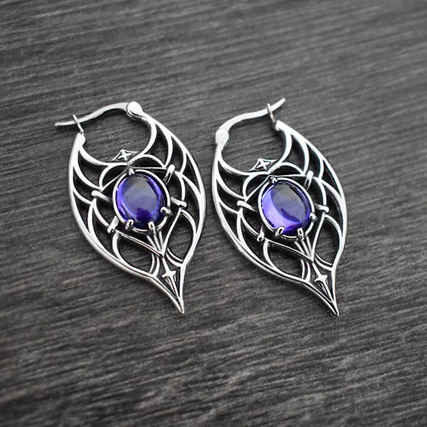 Pendientes de aro góticos ornamentados con piedras preciosas ovaladas, inspirados en las catedrales góticas.