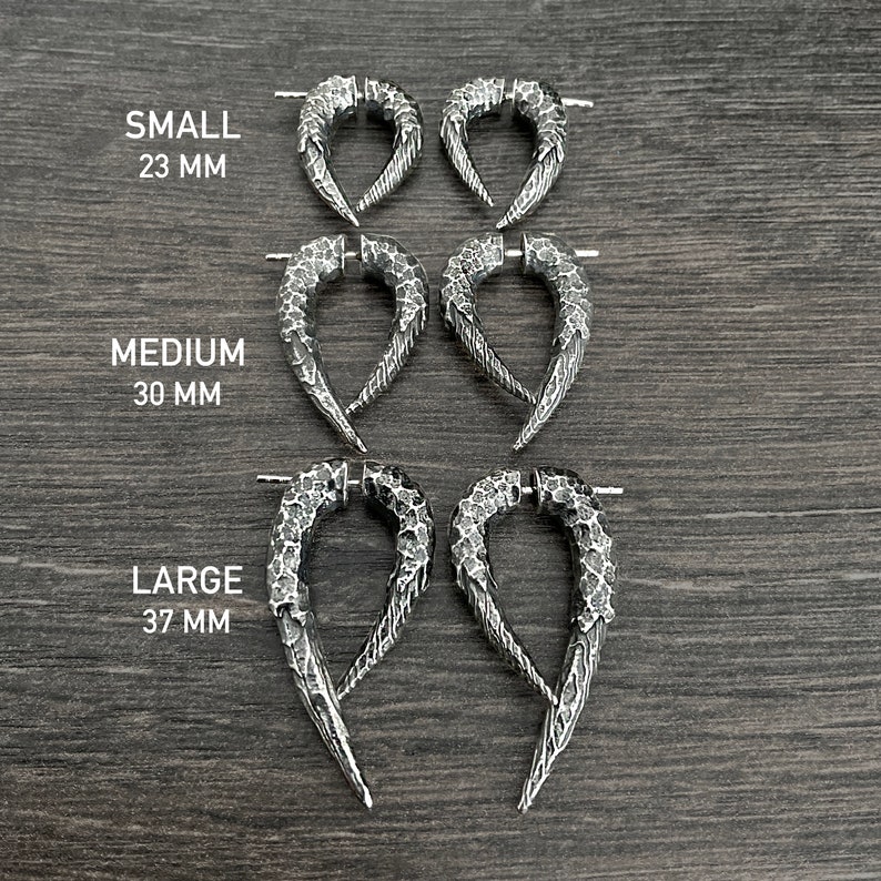Peut inclure: Trois paires de boucles d'oreilles en argent de diff&eacute;rentes tailles&nbsp;: petite (23&nbsp;mm), moyenne (30&nbsp;mm) et grande (37&nbsp;mm). Les boucles d'oreilles ont la forme d'une pointe incurv&eacute;e avec une surface textur&eacute;e.