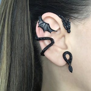 Puede incluir: Pendiente de oreja de drag&oacute;n negro con dise&ntilde;o de ala y un pendiente de serpiente negro separado. Los pendientes de oreja son de metal y est&aacute;n dise&ntilde;ados para envolverse alrededor de la oreja.