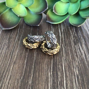 Puede incluir: Tres pares de pendientes de aro con dise&ntilde;o de hojas. Dos pares son plateados y un par es dorado.
