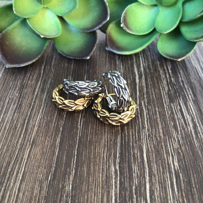 Puede incluir: Tres pares de pendientes de aro con dise&ntilde;o de hojas. Dos pares son plateados y un par es dorado.